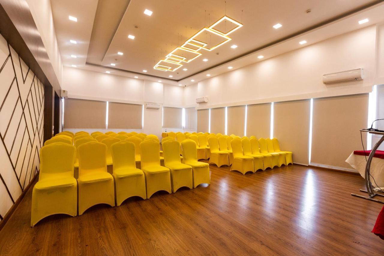 Clubhouse Nami Residency, Ahmedabad Hotel Buitenkant foto