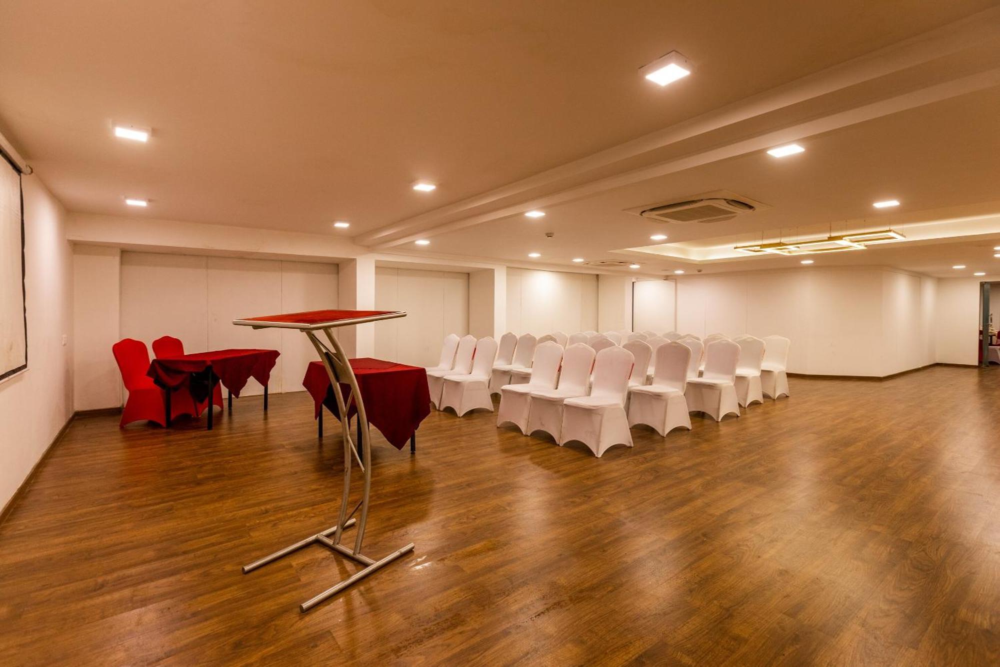 Clubhouse Nami Residency, Ahmedabad Hotel Buitenkant foto