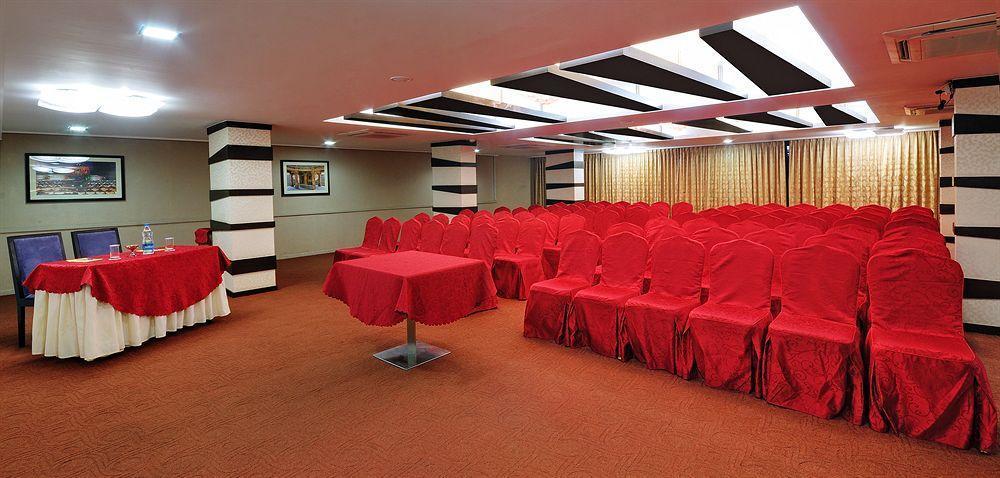 Clubhouse Nami Residency, Ahmedabad Hotel Buitenkant foto
