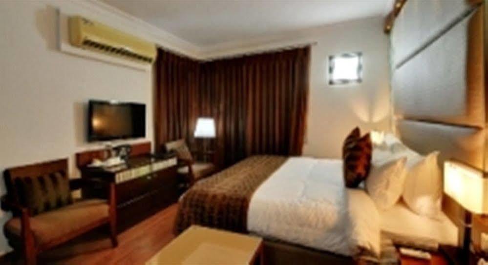 Clubhouse Nami Residency, Ahmedabad Hotel Buitenkant foto