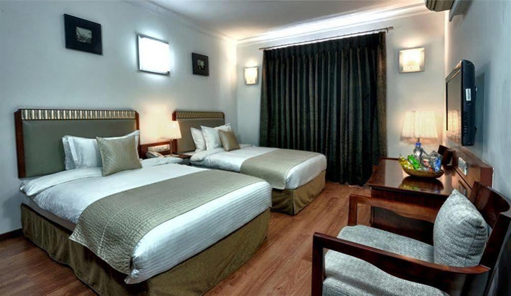 Clubhouse Nami Residency, Ahmedabad Hotel Buitenkant foto