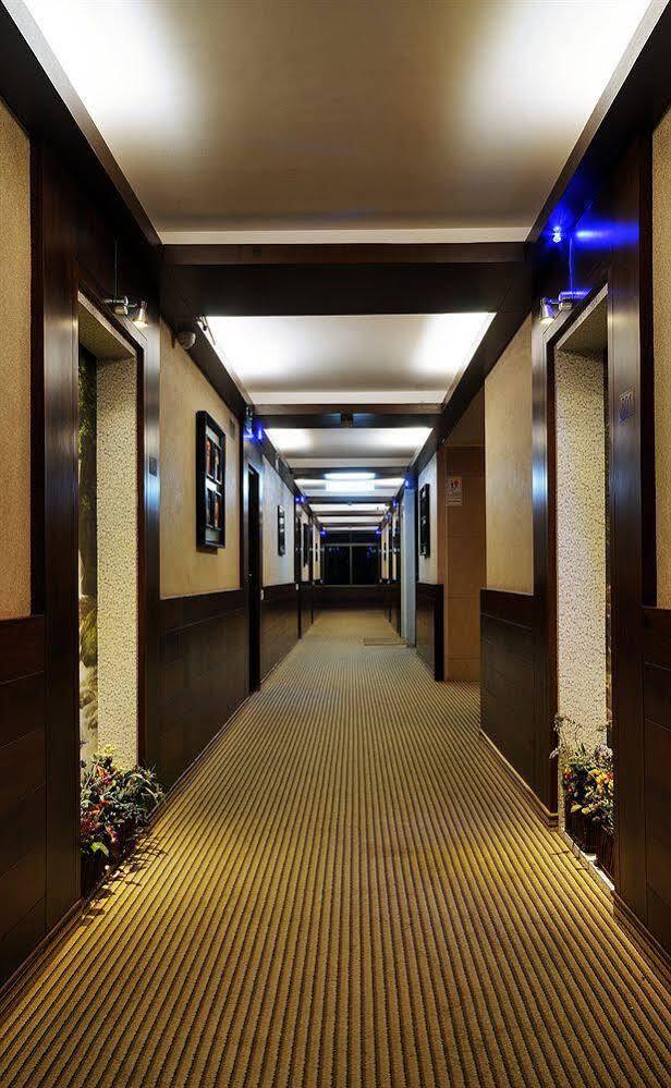 Clubhouse Nami Residency, Ahmedabad Hotel Buitenkant foto